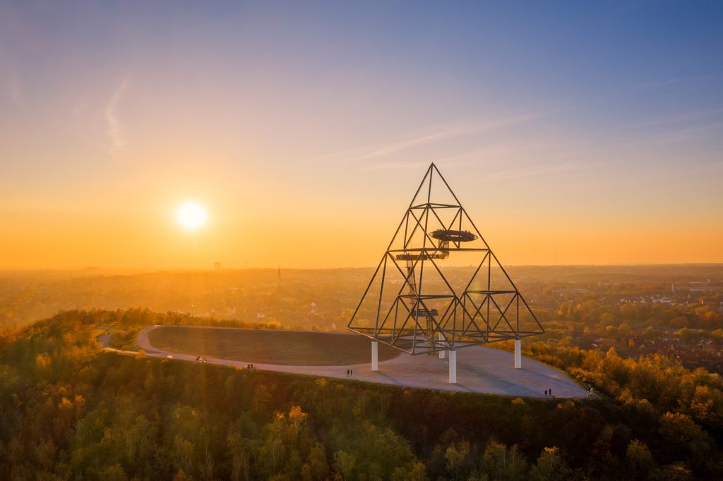 Das Foto zeigt den Tetraeder in Bottrop im Sonnenuntergang