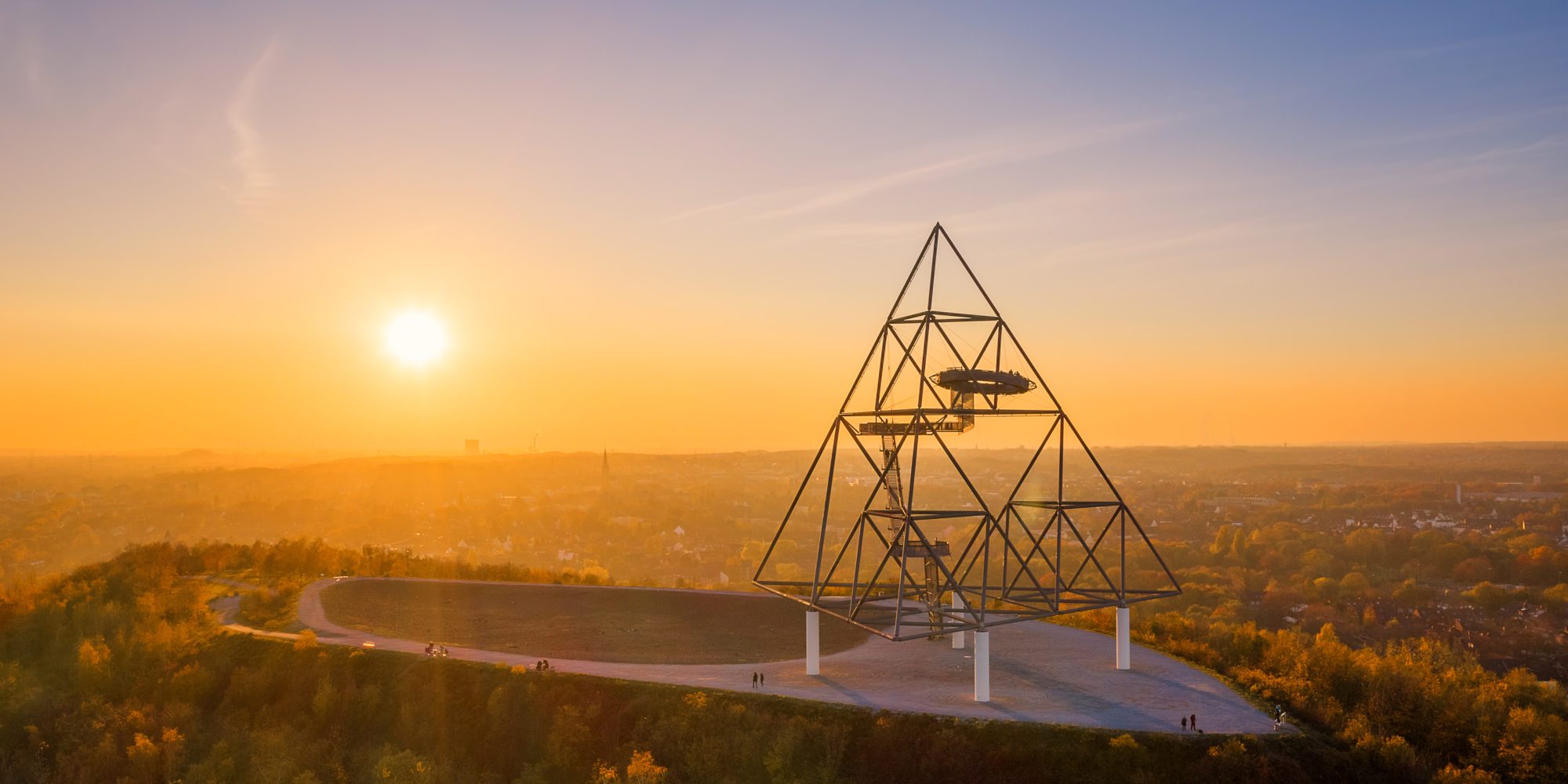 Das Foto zeigt den Tetraeder in Bottrop im Sonnenuntergang