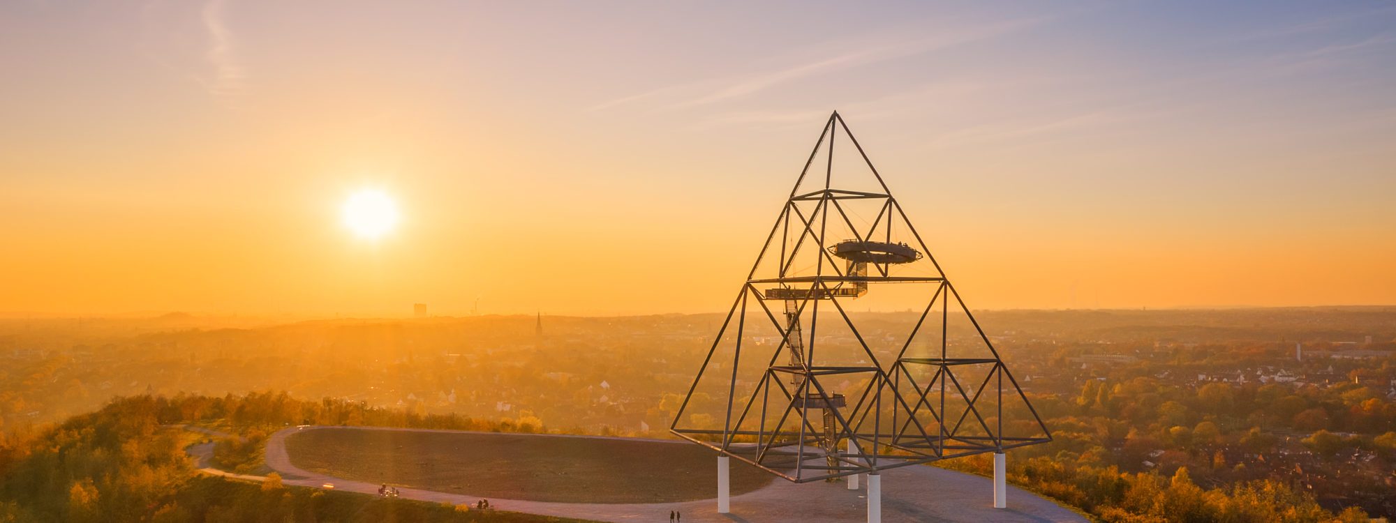 Das Foto zeigt den Tetraeder in Bottrop im Sonnenuntergang