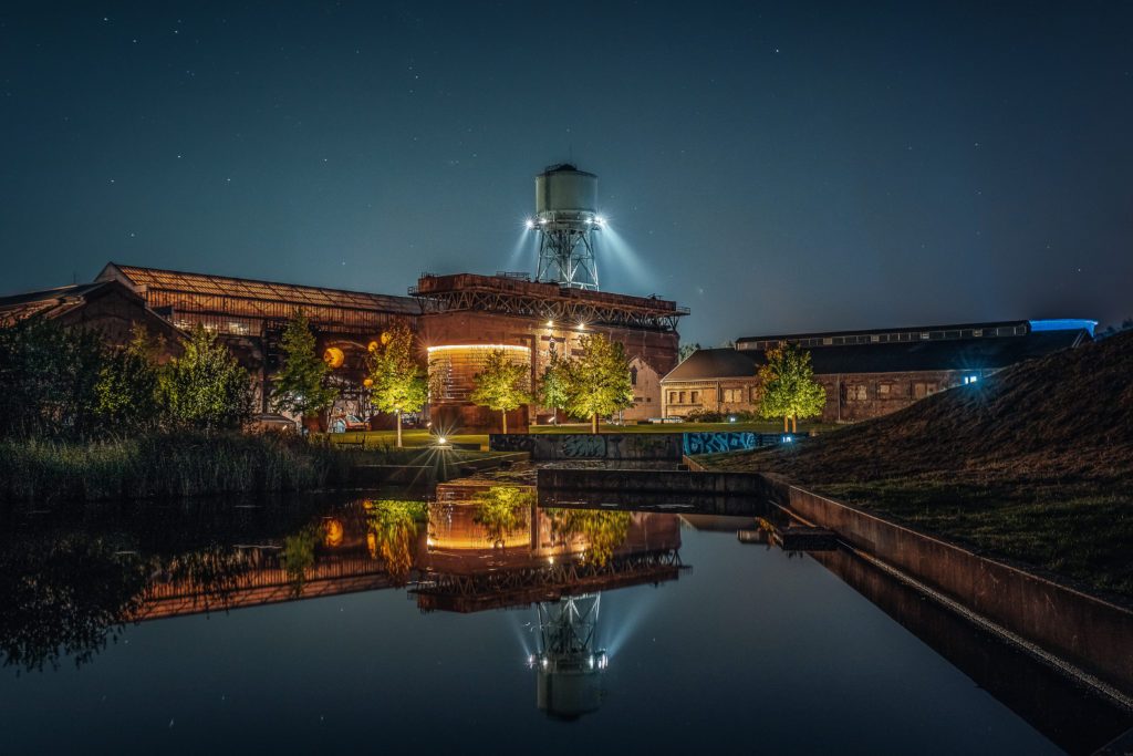 Das Foto zeigt den Westpark in Bochum im Dunkeln