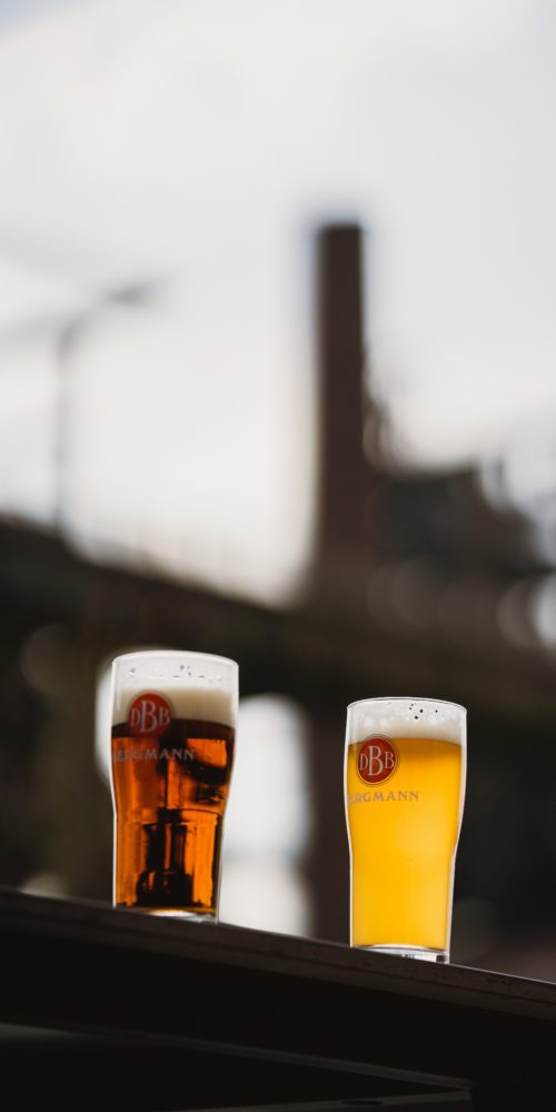 Das Bild zeigt zwei Bier von der Bergmann Brauerei Dortmund