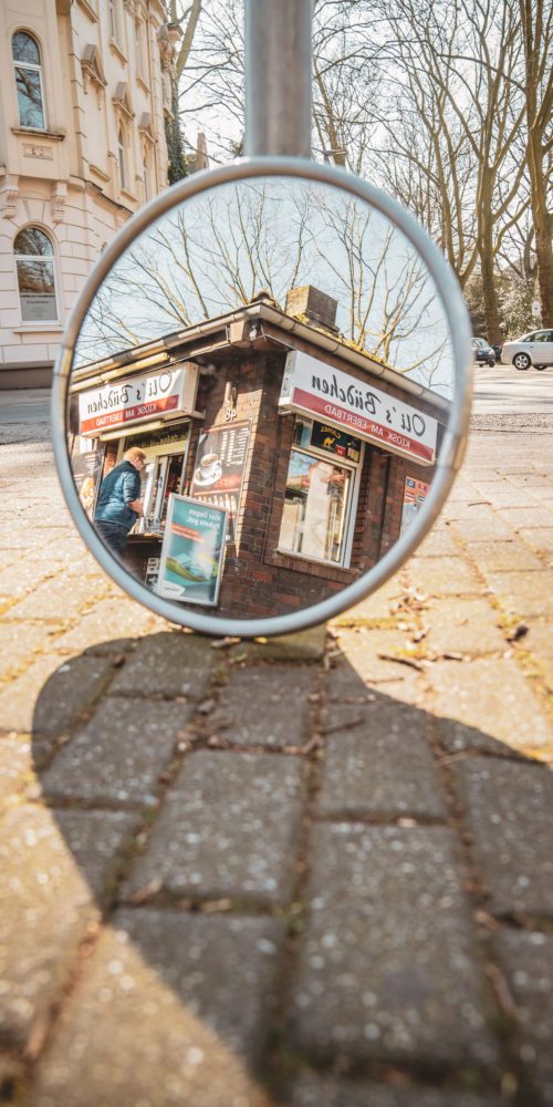 Das Bild zeigt eine Spiegelung von Olis Büdchen in Oberhausen