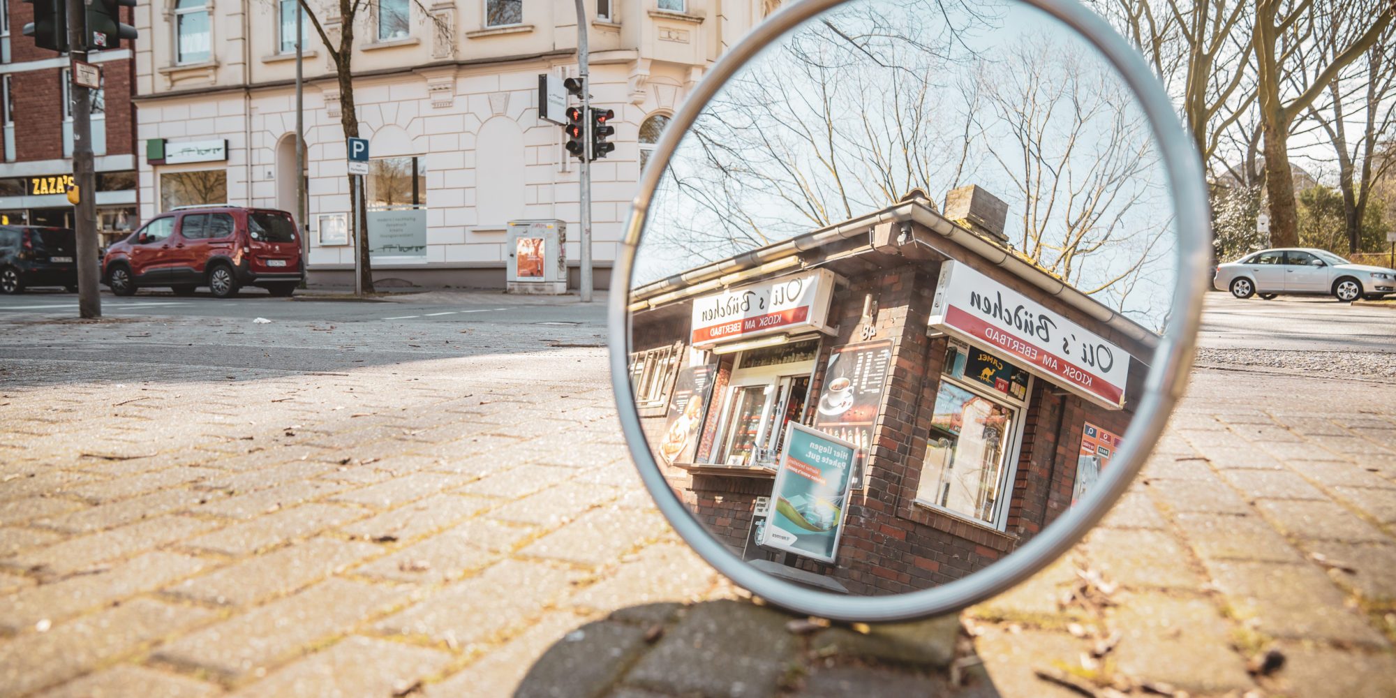 Das Bild zeigt eine Spiegelung von Olis Büdchen in Oberhausen