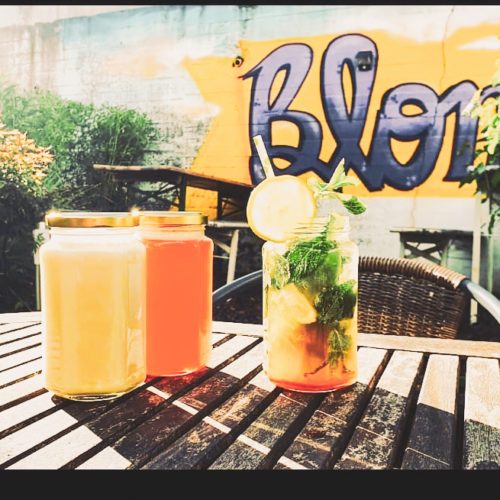 Das Foto zeigt Getränke im Hinterhof des Restaurants Blondies im Szeneviertel Bochum Ehrenfeld