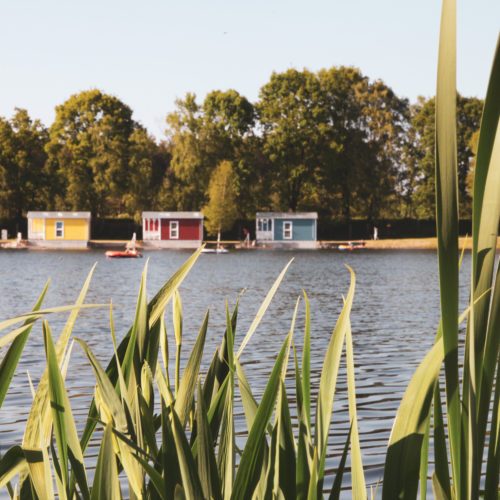 Das Foto zeigt die drei bunten Häuser am See in der Dingdener Heide in Hamminkeln