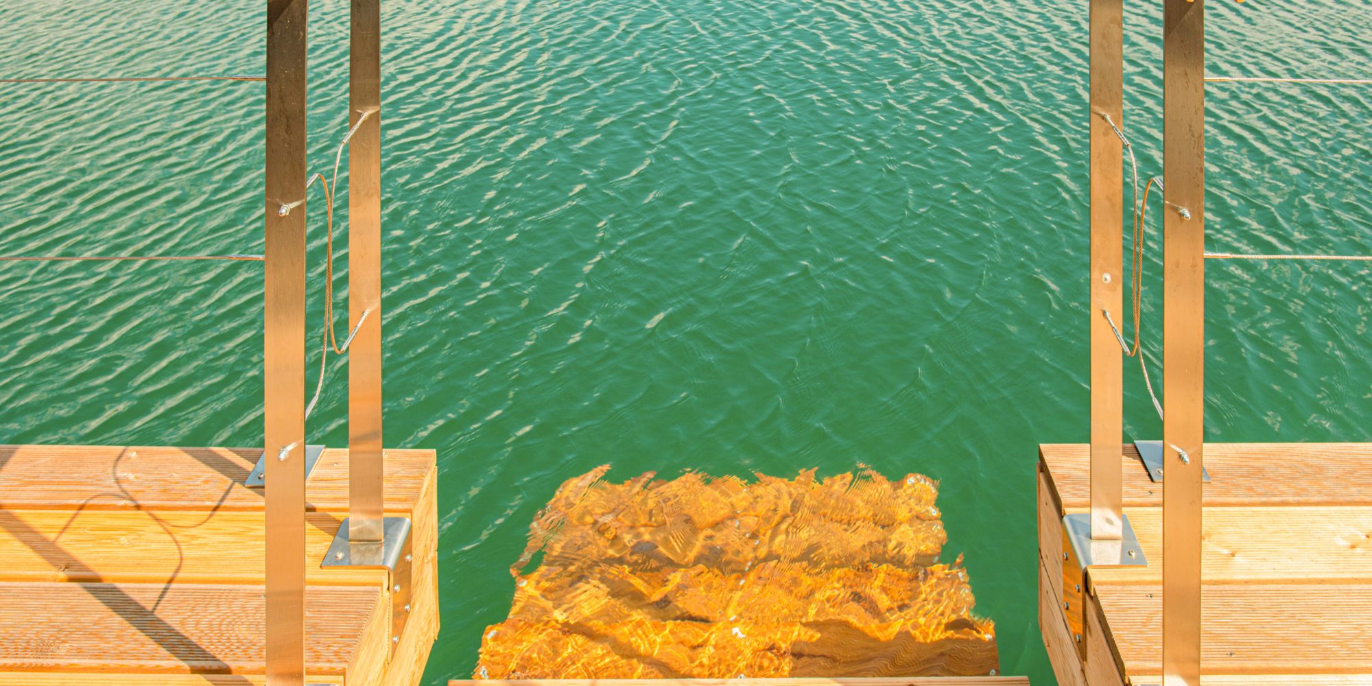 Das Foto zeigt den Holztreppen Zugang vom Hausboot Niederrhein in den Diersfordter Waldsee in Wesel