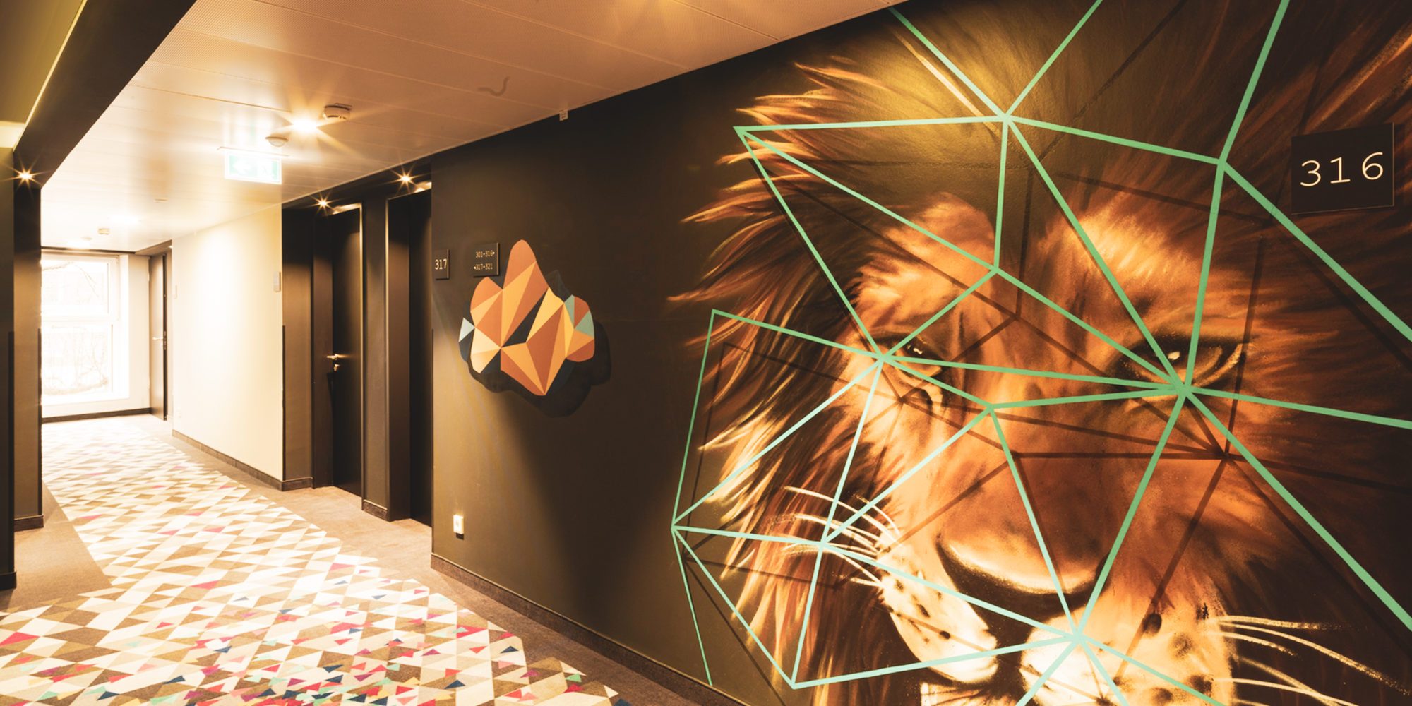 Das Foto zeigt eine Wall Art von Bjoern Holzwegden in einem Flur des the niu Cobbles Hotel in Essen