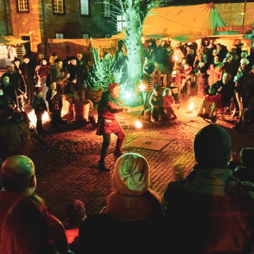 Das Foto zeigt Menschen auf der Broicher Schlossweihnacht in Mülheim an der Ruhr