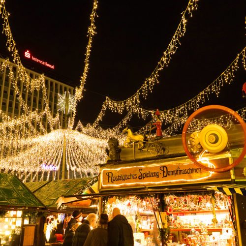 Das Foto zeigt das Lichternetz auf dem Weihnachtsmarkt Essen