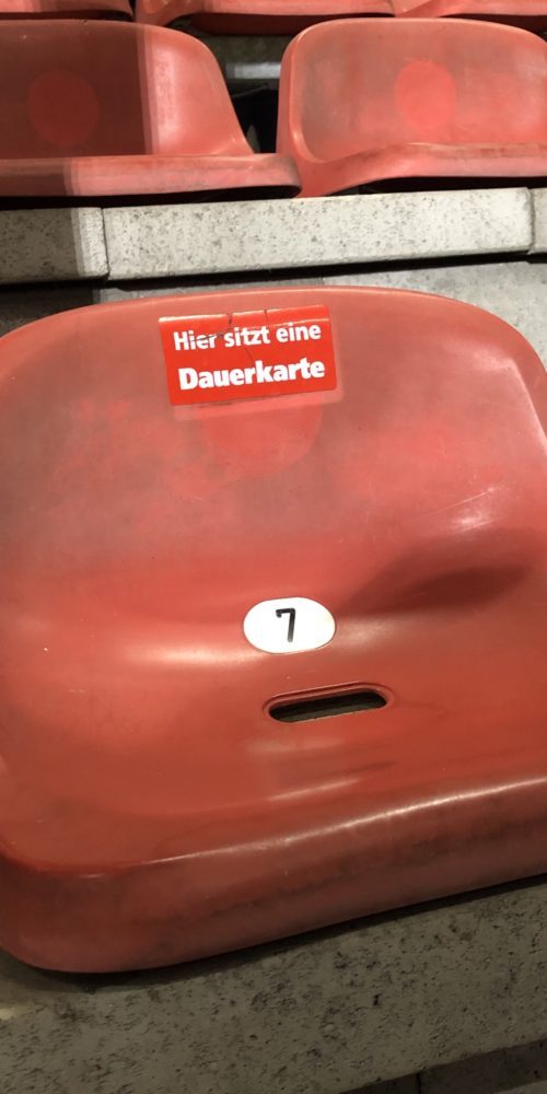 Das Bild zeigt einen Sitzplatz im Stadion Niederrhein