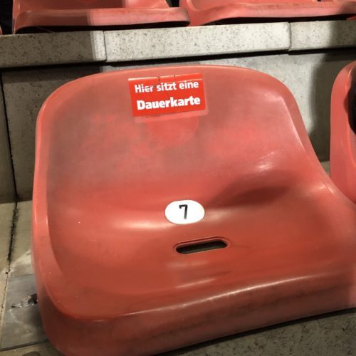 Das Bild zeigt einen Sitzplatz im Stadion Niederrhein