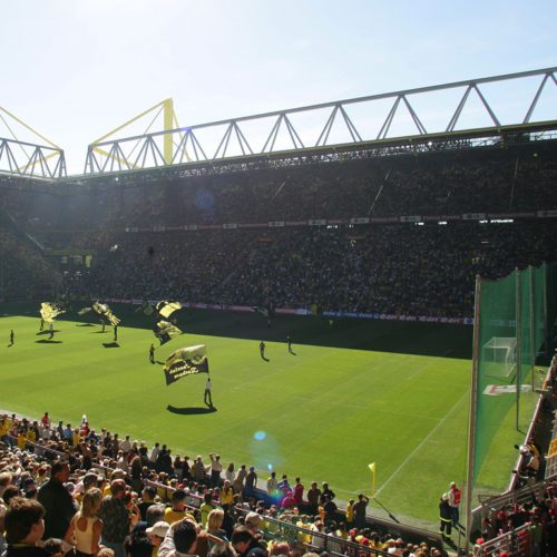 Das Bild zeigt das Innenleben des Signal-Iduna-Parks in Dortmund