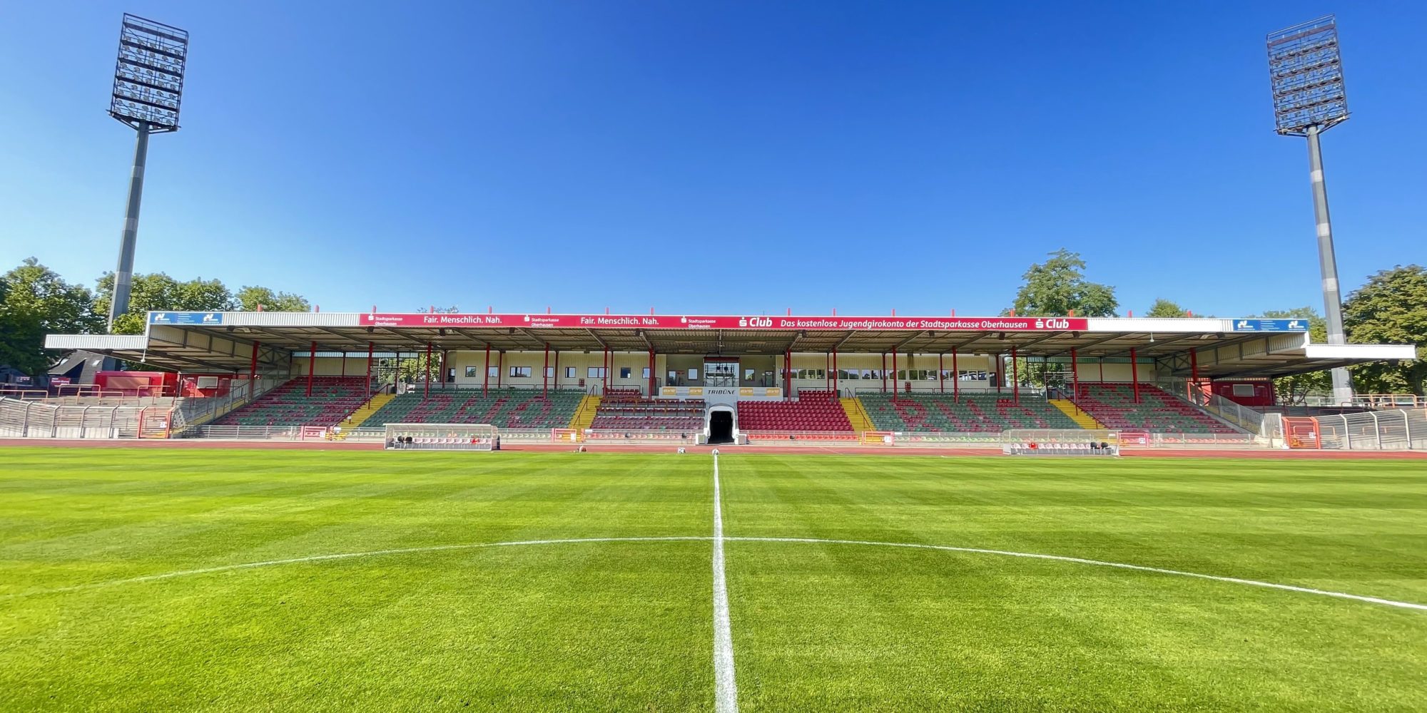 На снимке изображен стадион Нидеррайн в Оберхаузене.