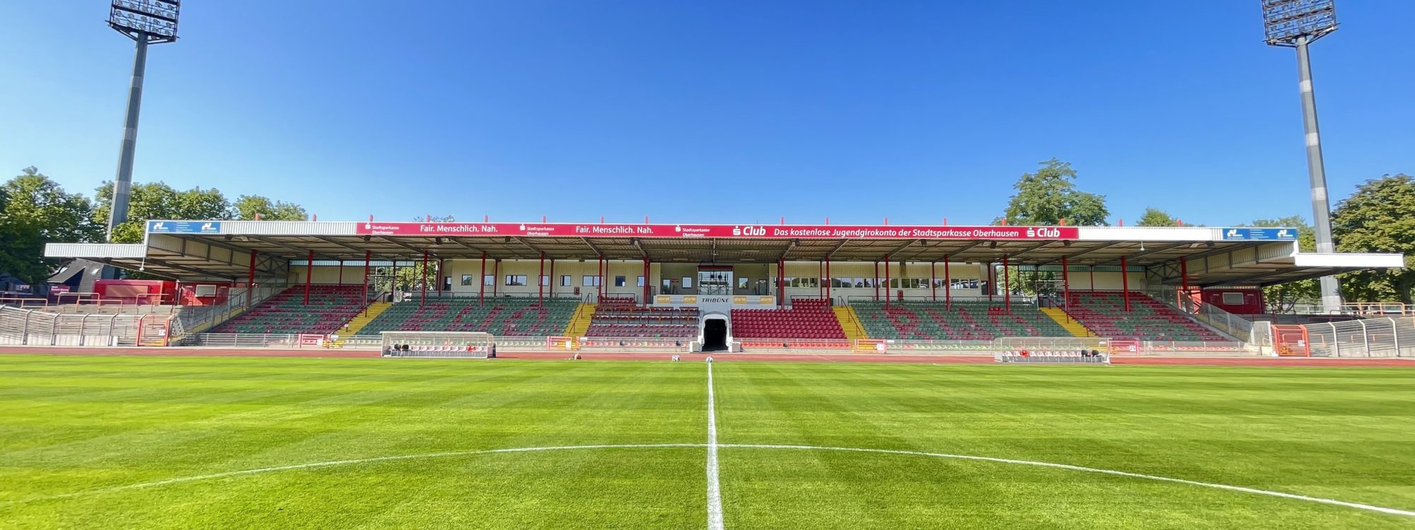 De afbeelding toont het Niederrhein Stadion in Oberhausen