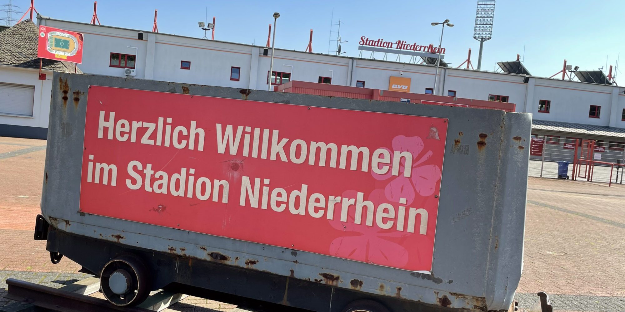De foto toont een mijnwagen voor het Niederrhein-stadion in Oberhausen