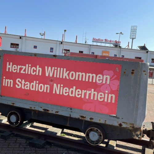 De foto toont een mijnwagen voor het Niederrhein-stadion in Oberhausen