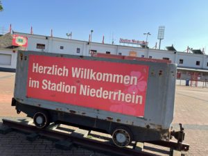 Das Bild zeigt einen Grubenwagen vor dem Stadion Niederrhein in Oberhausen