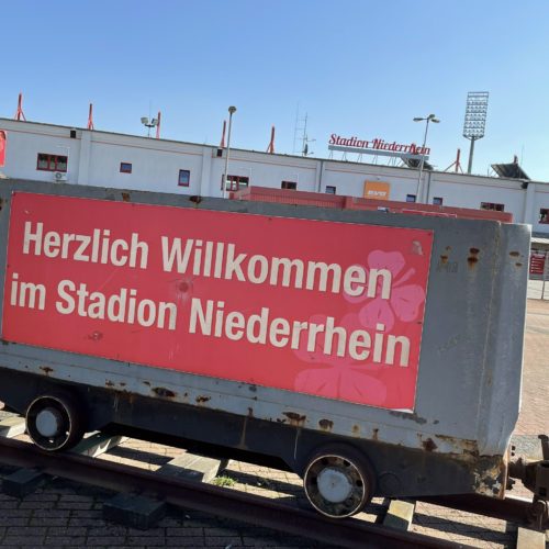 Das Bild zeigt einen Grubenwagen vor dem Stadion Niederrhein in Oberhausen