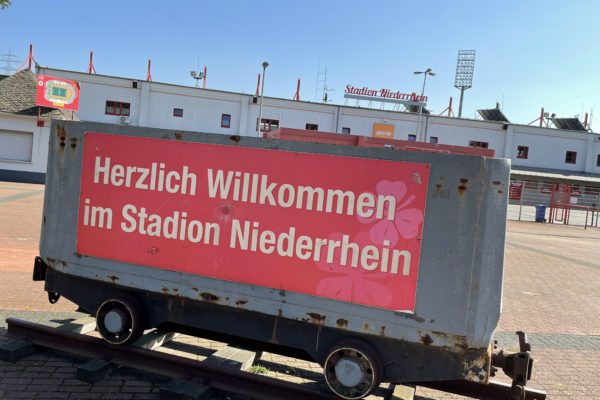 Das Bild zeigt einen Grubenwagen vor dem Stadion Niederrhein in Oberhausen