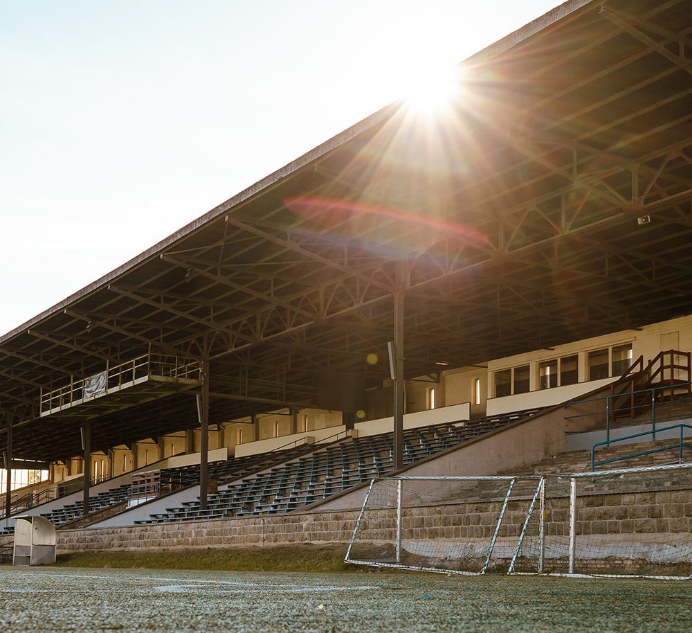 Das Bild zeigt die Tribüne der Glückauf Kampfbahn in Gelsenkirchen