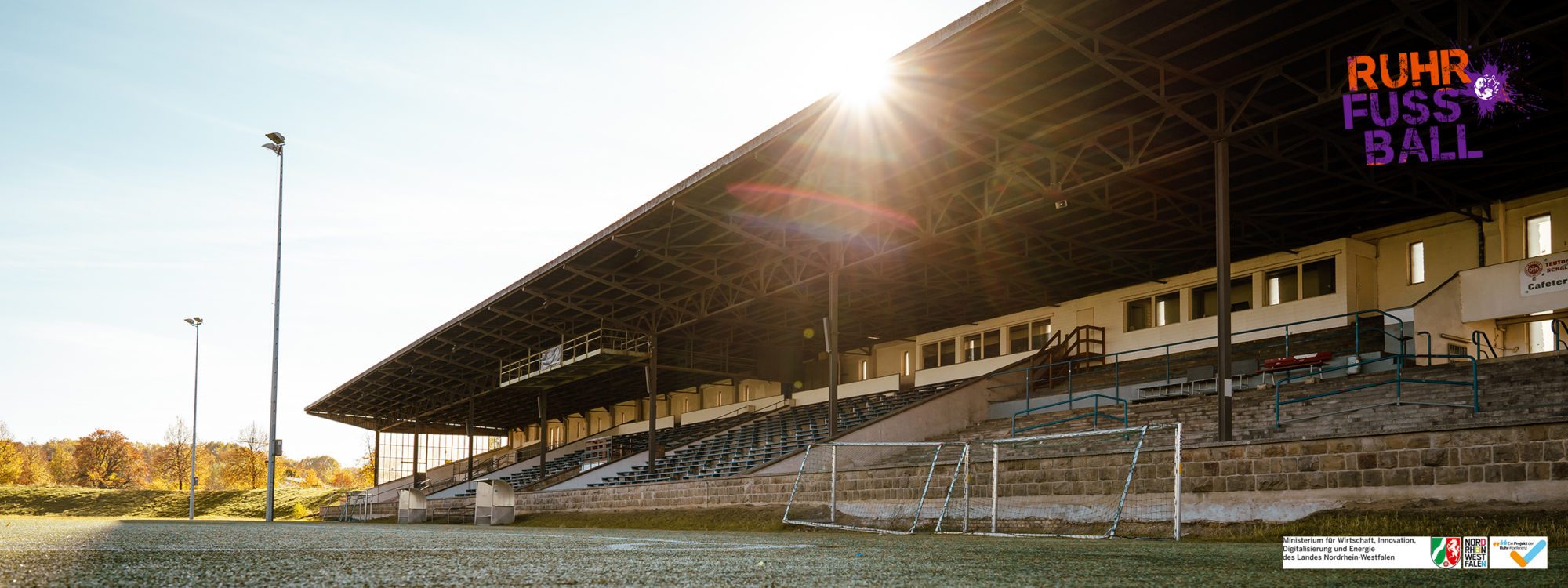 Das Bild zeigt die Tribüne der Glückauf Kampfbahn in Gelsenkirchen