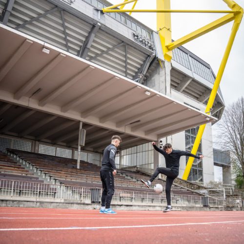 Das Bild zeigt Marcel und Pascal Gurk im Stadion Rote Erde in Dortmund