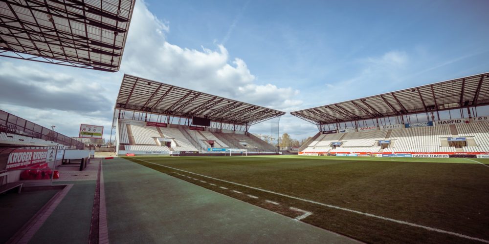 Das Bild zeigt das Stadion an der Hafenstrasse in Essen