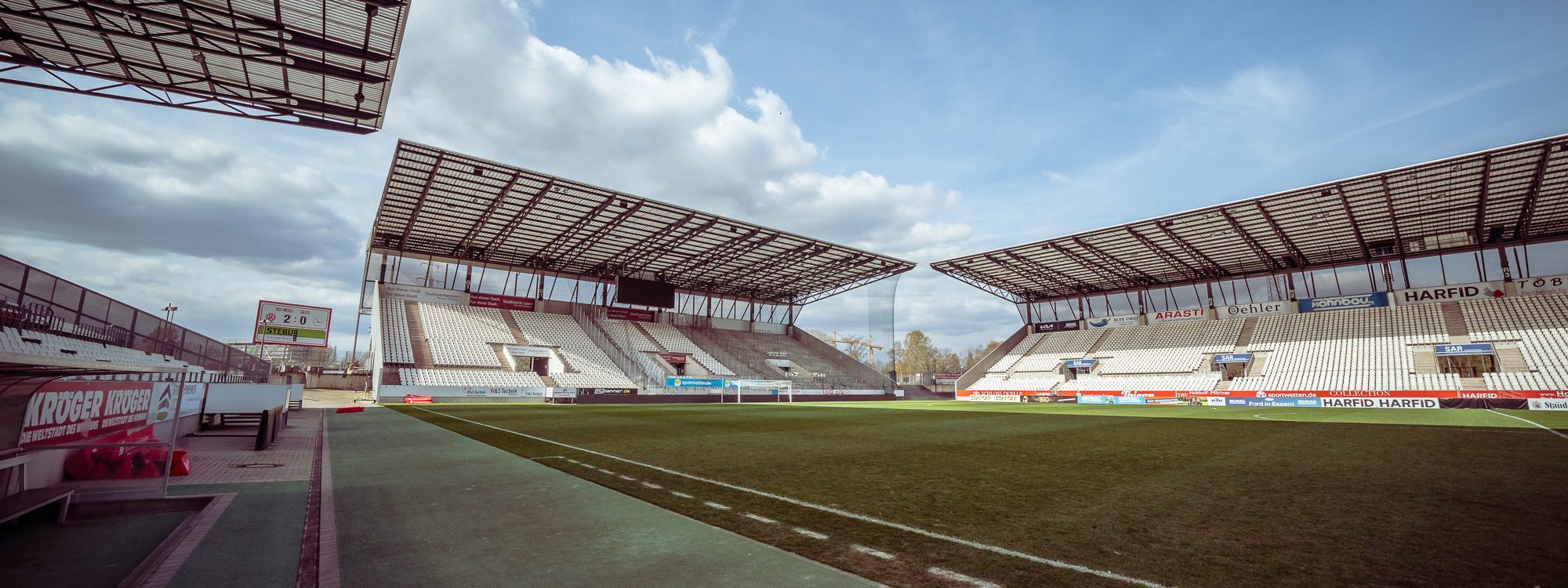 Das Bild zeigt das Stadion an der Hafenstrasse in Essen