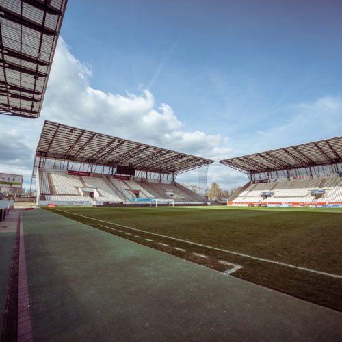 Das Bild zeigt das Stadion an der Hafenstrasse in Essen