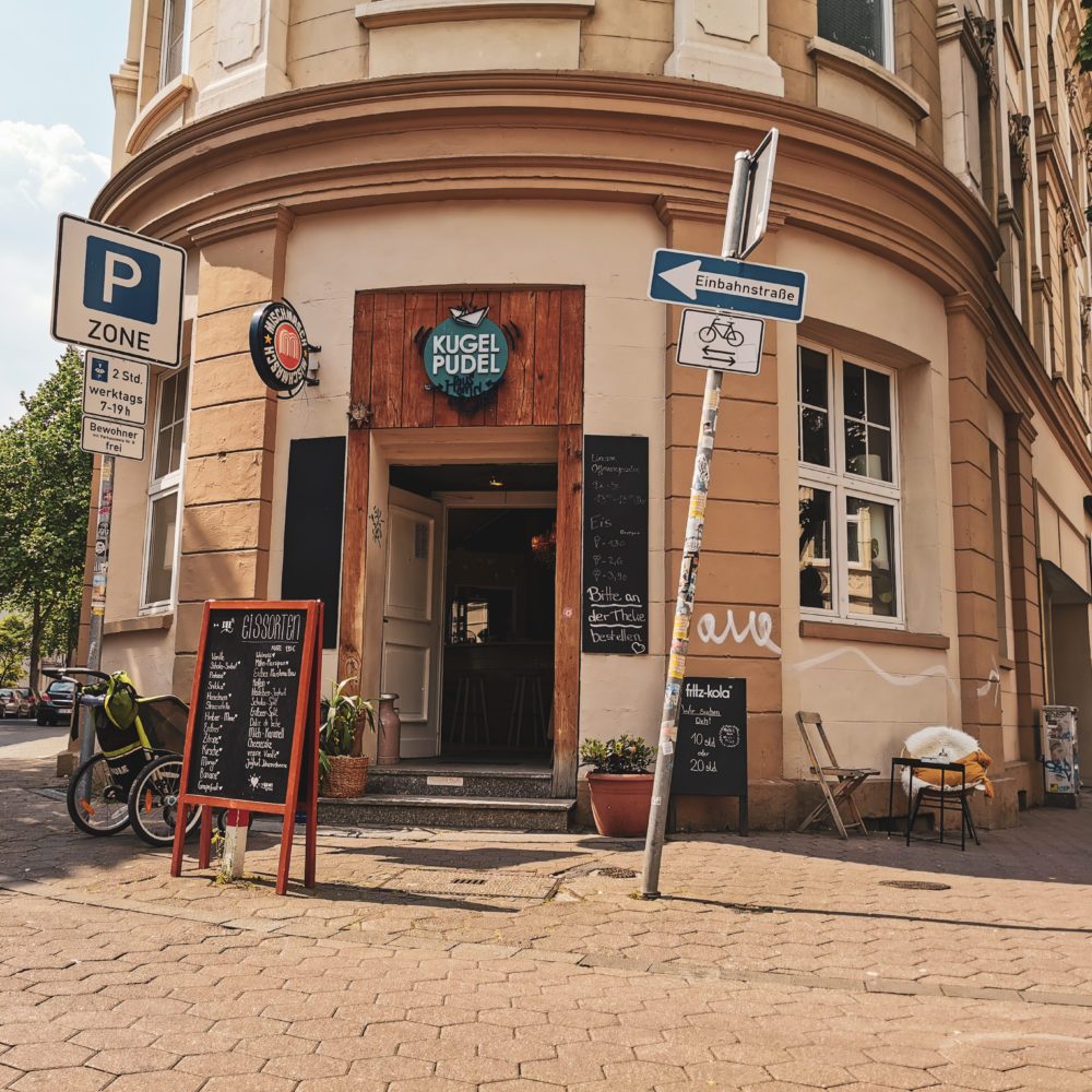 Das Foto zeigt das Eiscafé Kugelpudel im Kortländer Kiez in Bochum