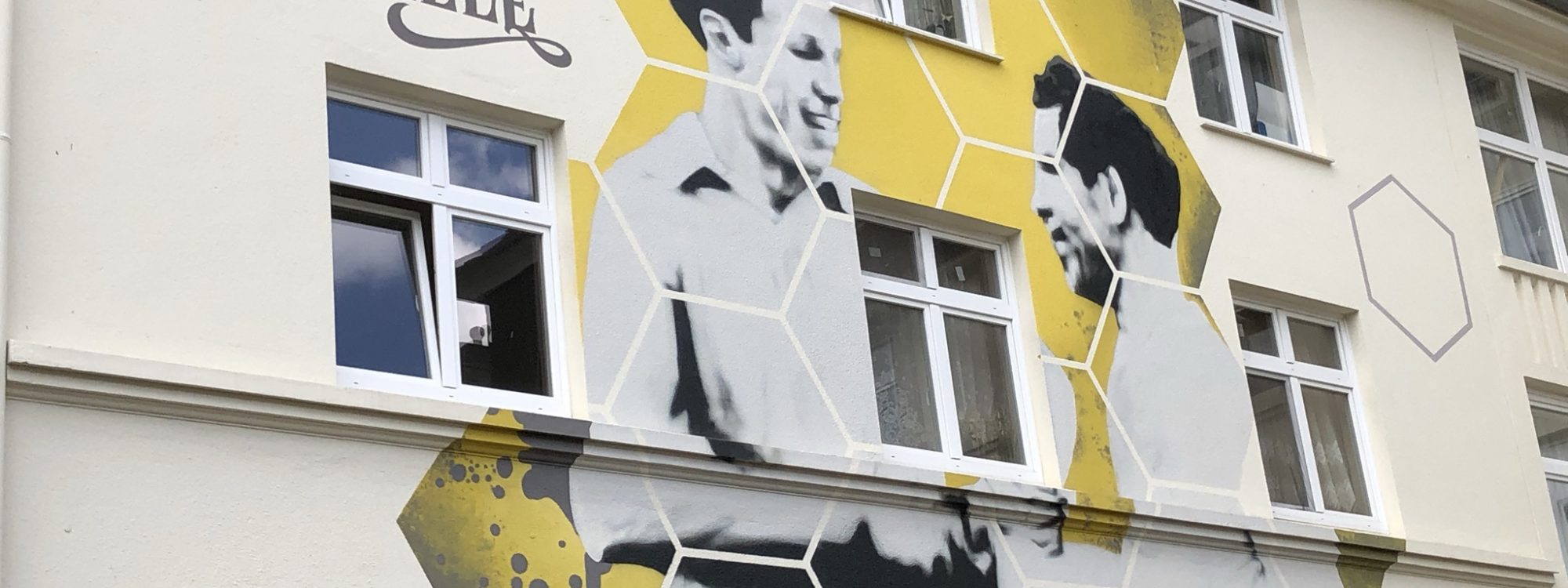 Das Bild zeigt ein Graffiti an einer Hauswand in Dortmund mit Fußballbezug