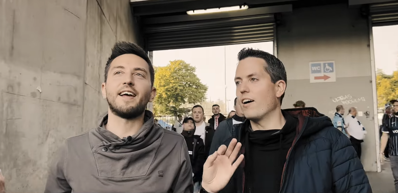 Das Bild zeigt Tobi & Alex, die Gewinner des zweiten Fußballereignis-Wochenendes beim Betreten des Ruhrstadions in Bochum