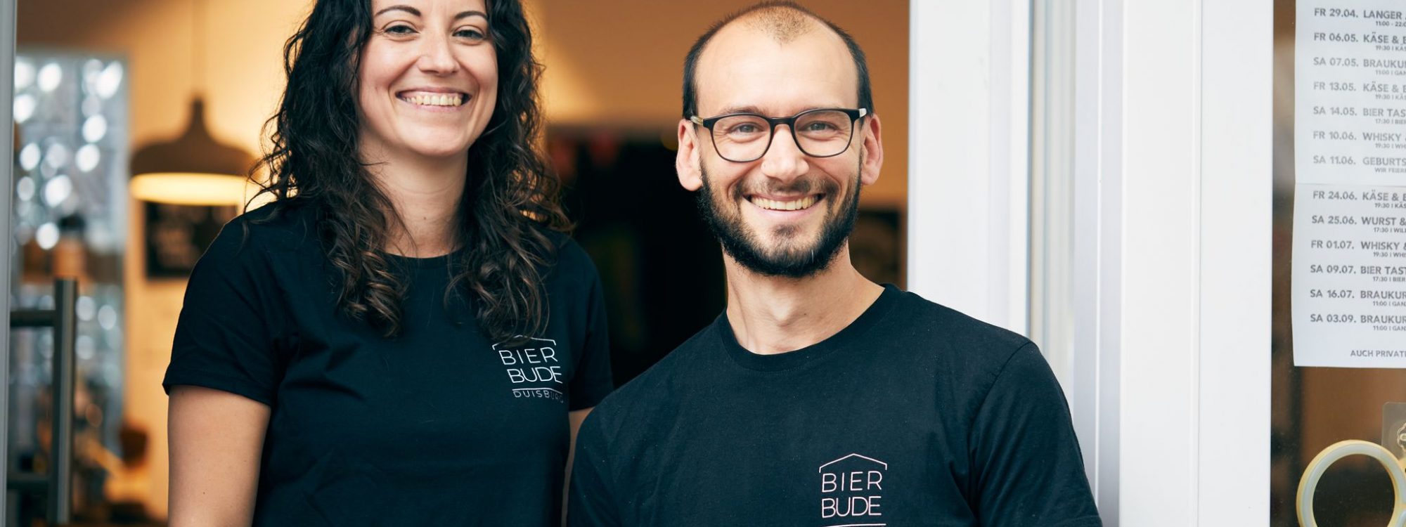 Das Foto zeigt Janna Klett und Dominik Förderer, Betreiber der Bierbude in Duisburg