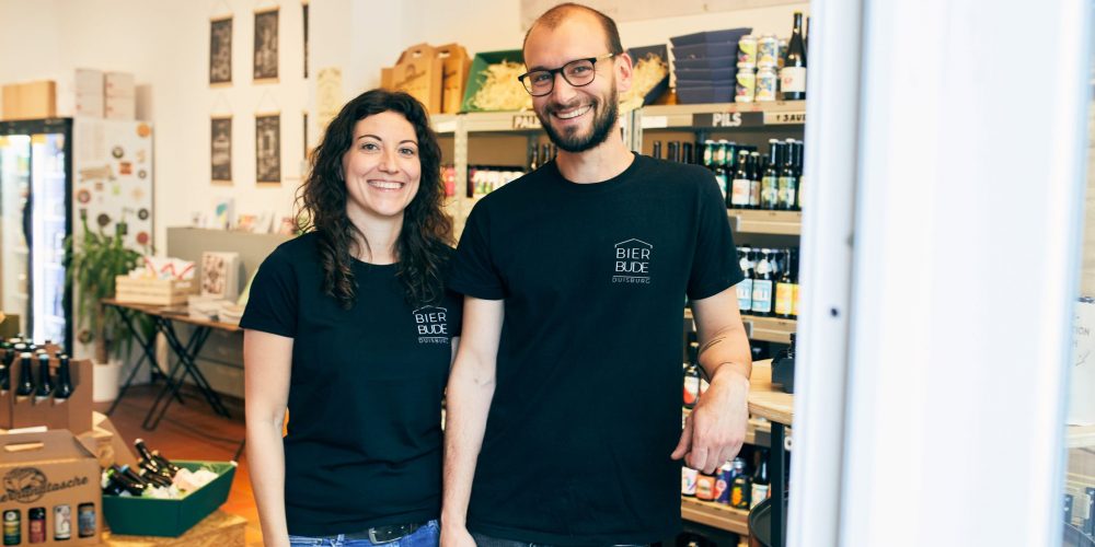 Das Foto zeigt Janna Klett und Dominik Förderer, Betreiber der Bierbude in Duisburg