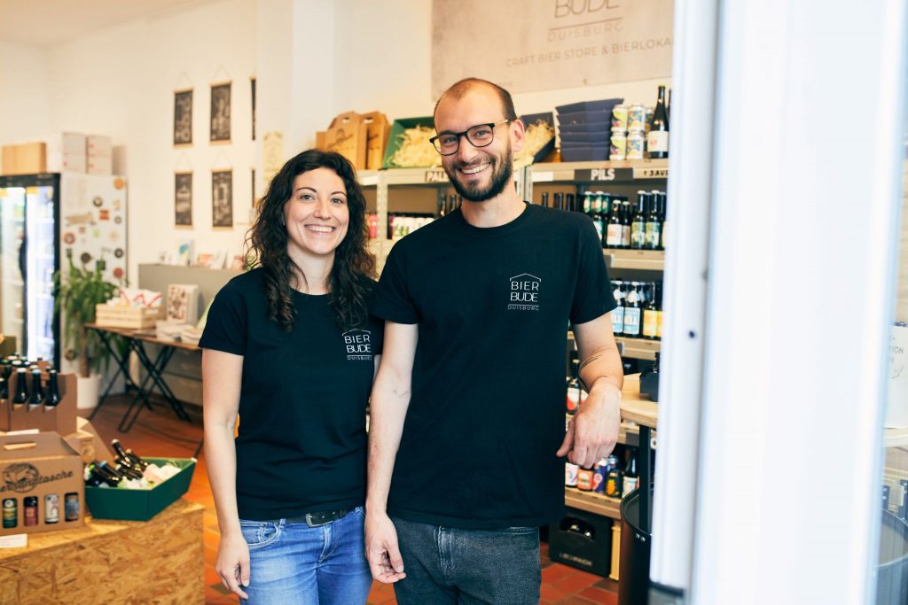 Das Foto zeigt Janna Klett und Dominik Förderer, Betreiber der Bierbude in Duisburg