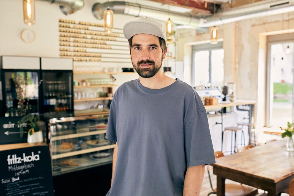 Das Foto zeigt Ronny Hannatschek, den Betreiber des Cafés STÜH33 in Bochum