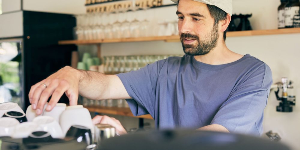 Das Foto zeigt Ronny Hannatschek, den Betreiber des Cafés STÜH33 in Bochum