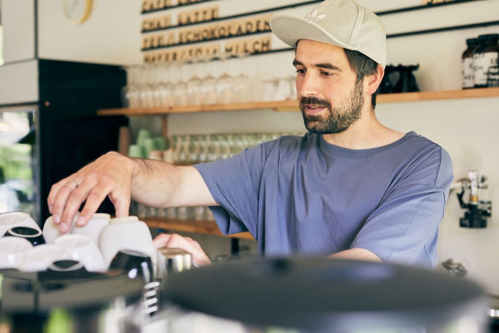 Das Foto zeigt Ronny Hannatschek, den Betreiber des Cafés STÜH33 in Bochum