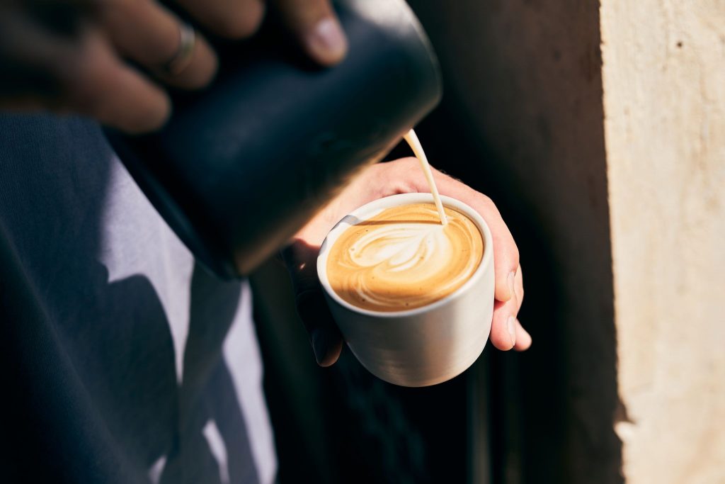 Das Foto zeigt einen Flat White im Café STÜH33 in Bochum