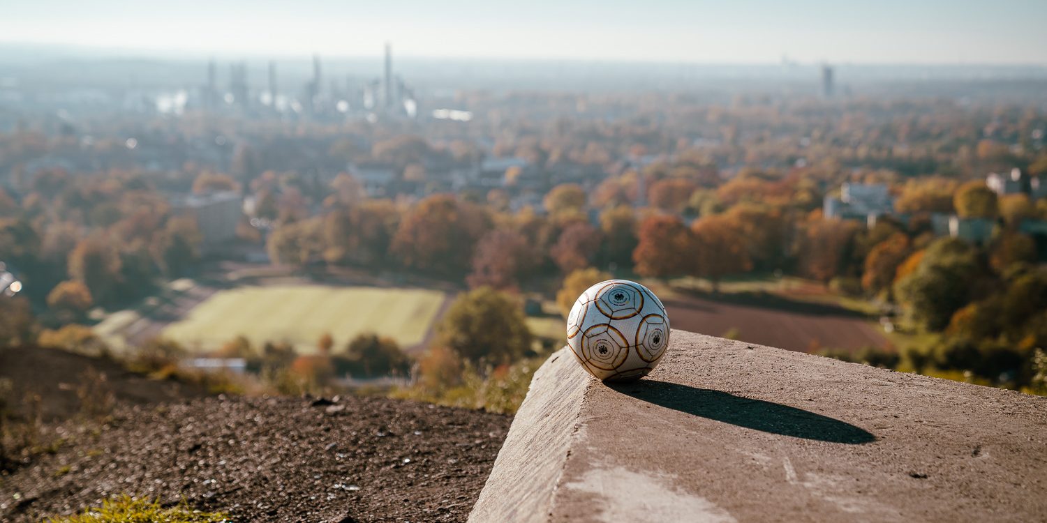 Das Bild zeigt einen Fußball auf der Halde Rungenberg