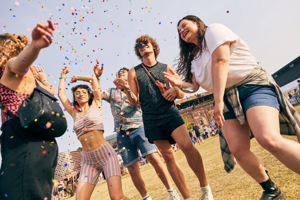 Das Bild zeigt tanzende Personen auf dem Paluma Festival