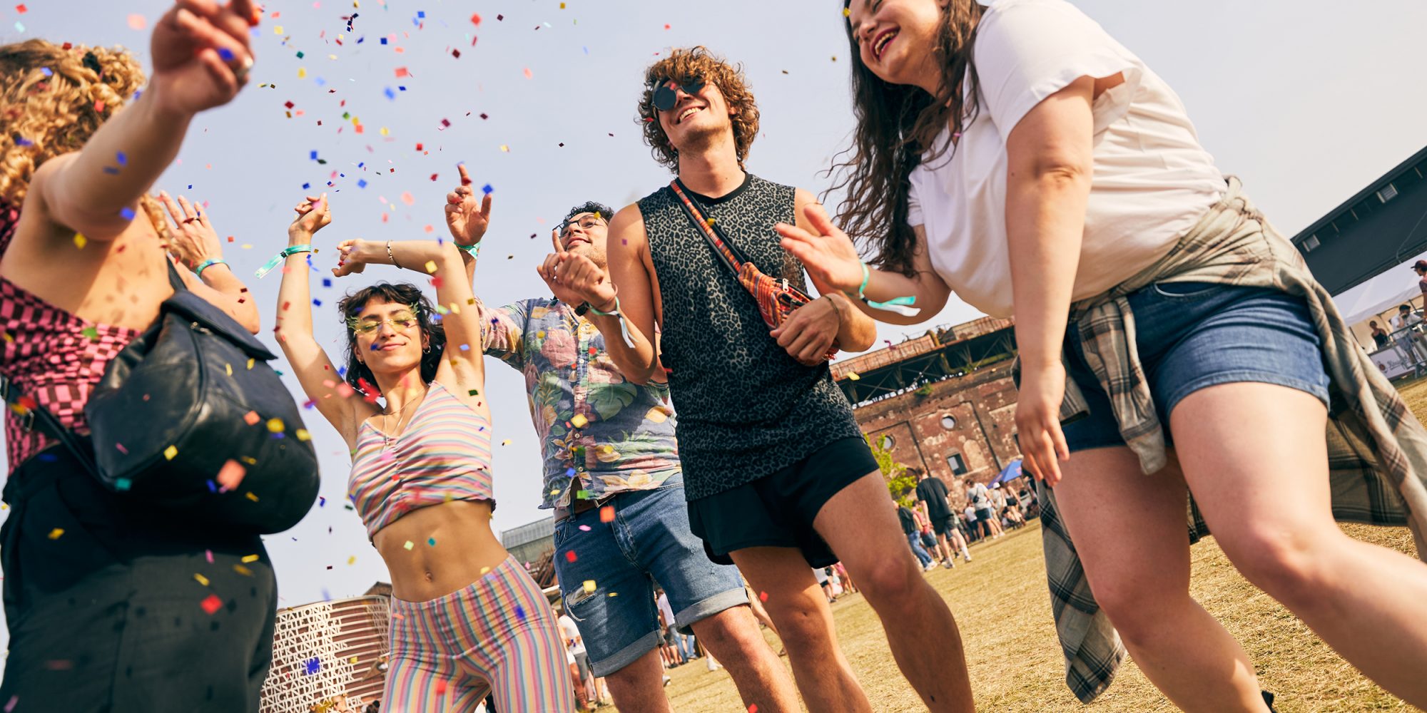 Das Bild zeigt tanzende Personen auf dem Paluma Festival