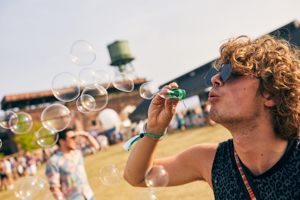 Das Bild zeigt eine Person auf dem Paluma Festival