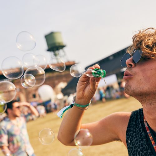 Das Bild zeigt eine Person auf dem Paluma Festival