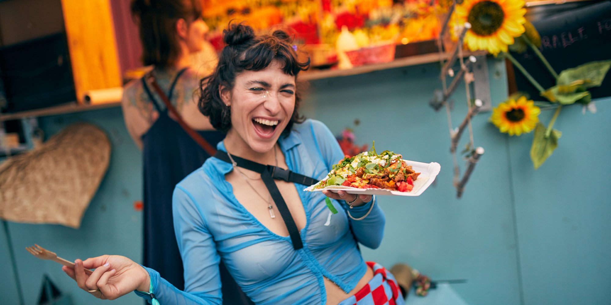 Das Bild zeigt eine Person mit Essen auf dem Traumzeitfestival Duisburg