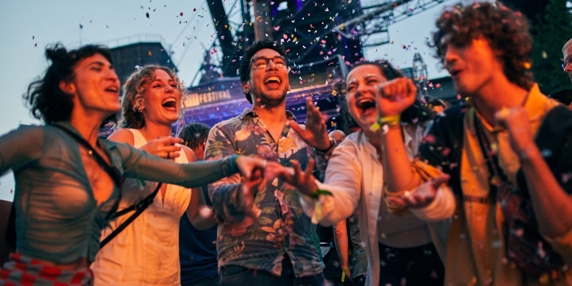 Das Bild zeigt Personen auf dem Traumzeitfestival Duisburg