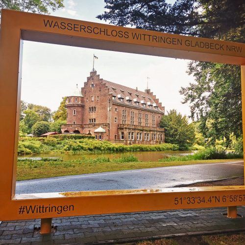 A imagem mostra o castelo com fosso de Wittringen em Gladbeck