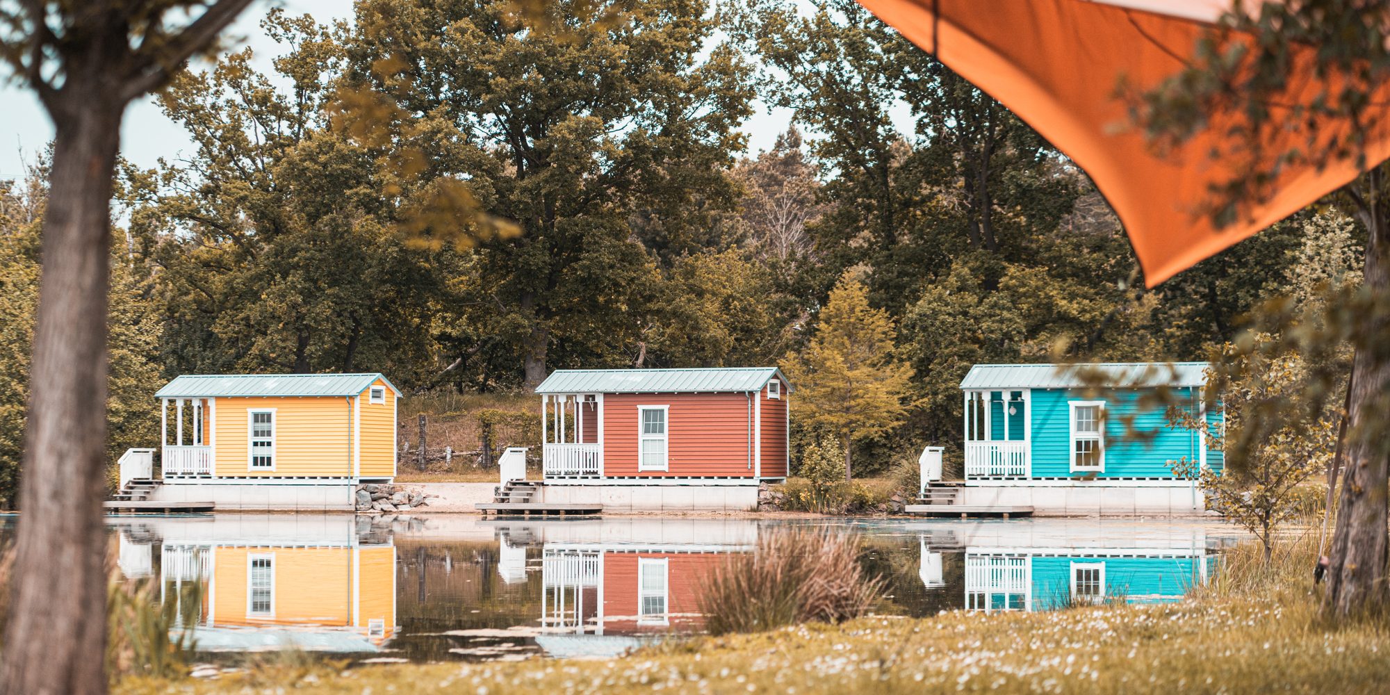 Das Bild zeigt bunte Strandhäuser in der Dingdener Heide in Hamminkeln