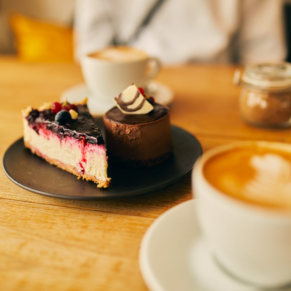 Das Bild zeigt Kaffee und Kuchen im Kijamis in Witten