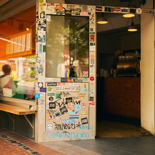 Das Bild zeigt den Eingang vom Raumcafe im Wiesenviertel Witten